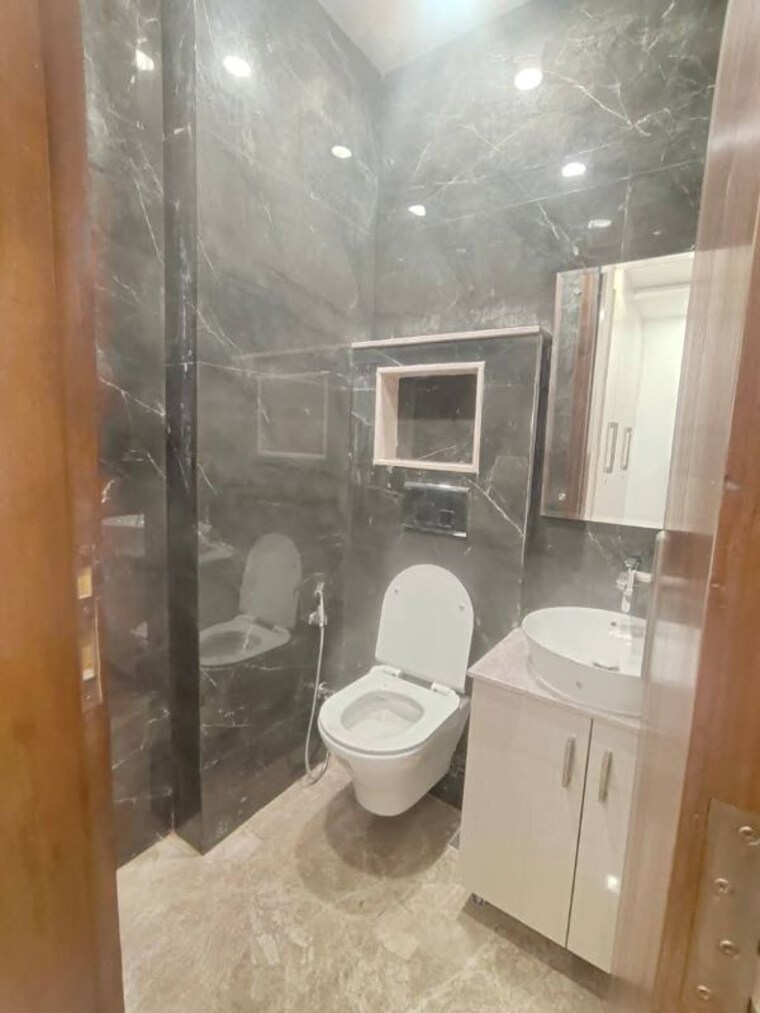Bathroom, malviya nagar 3 Bedroom 125 Sq.Yd. Builder Floor In Malviya Nagar Delhi 10613185