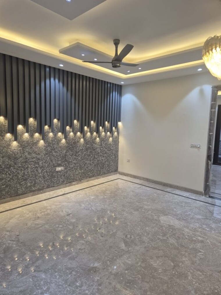 Balcony, sector 7 3 Bedroom 300 Sq.Yd. Builder Floor In Sector 7 Gurgaon 10613240