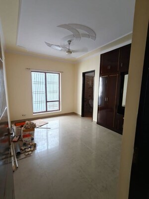 Room in 2.5 BHK Builder Floor at Sector 9 – for Rent
