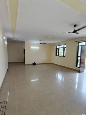 Room in 2.5 BHK Builder Floor at Sector 9 – for Rent