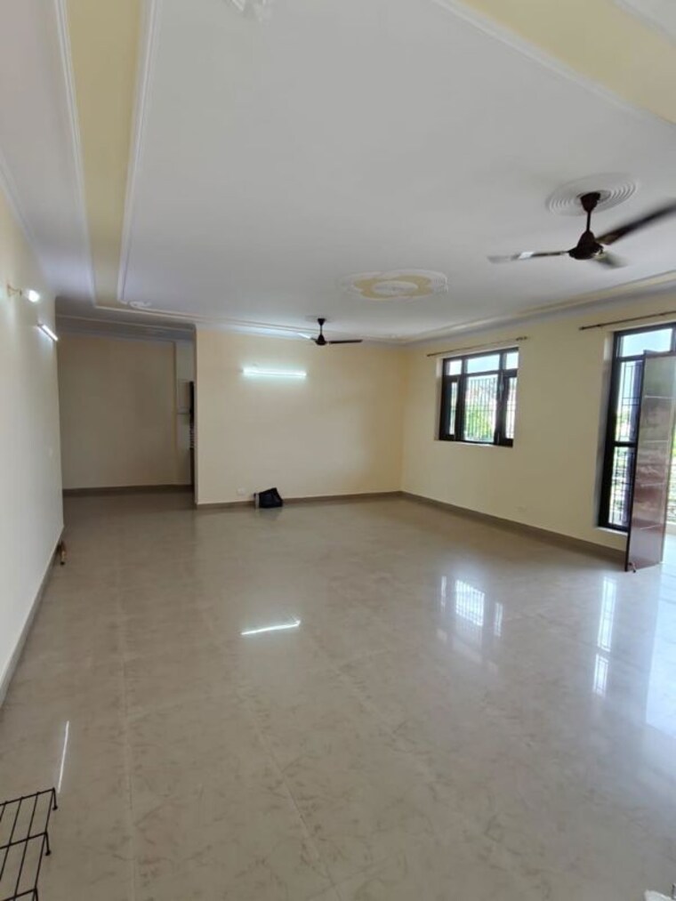 Room, sector 9 2.5 Bedroom 263 Sq.Yd. Builder Floor In Sector 9 Gurgaon 10613277