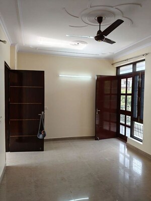 Room in 2.5 BHK Builder Floor at Sector 9 – for Rent