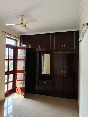 Room in 2.5 BHK Builder Floor at Sector 9 – for Rent