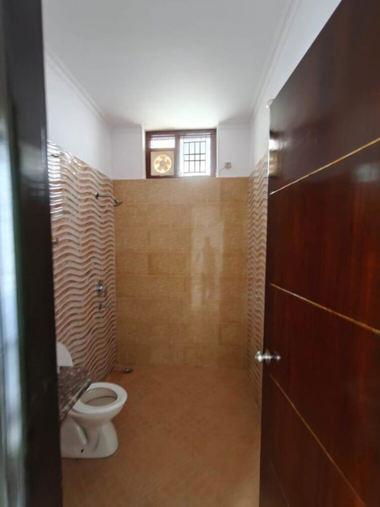 Bathroom, sector 9 2.5 Bedroom 263 Sq.Yd. Builder Floor In Sector 9 Gurgaon 10613277