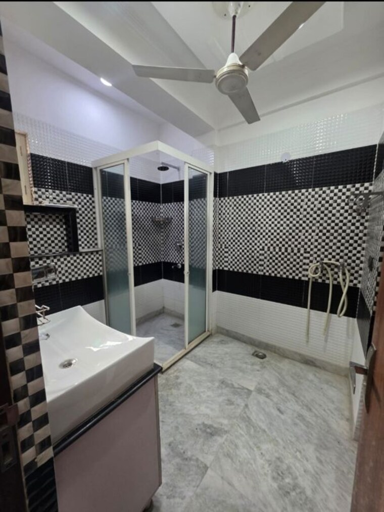 Team Area, chittaranjan park 3 Bedroom 1500 Sq.Ft. Builder Floor In Chittaranjan Park Delhi 10613331