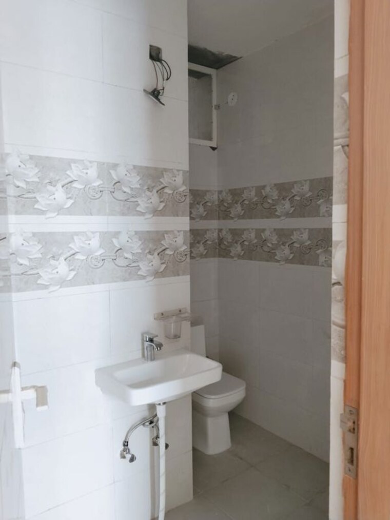 Bathroom, sector 47 2 Bedroom 1200 Sq.Ft. Builder Floor In Sector 47 Gurgaon 10613390
