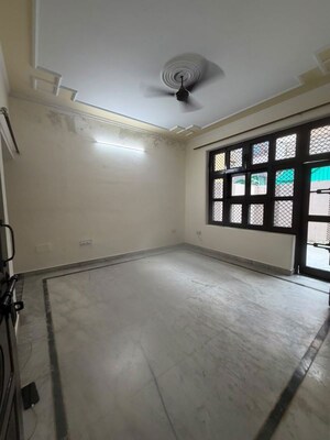 Room in 3 BHK Builder Floor at Sector 15 – for Rent