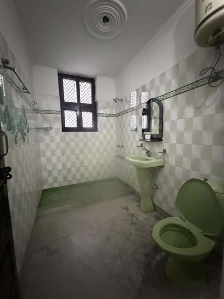 Bathroom, sector 15 3 Bedroom 2300 Sq.Ft. Builder Floor In Sector 15 Gurgaon 10613474