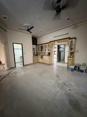 Room in 3 BHK Builder Floor at Sector 15 – for Rent