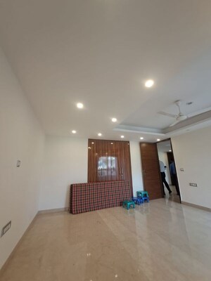 Room in 3 BHK Builder Floor at South City 1 – for Rent
