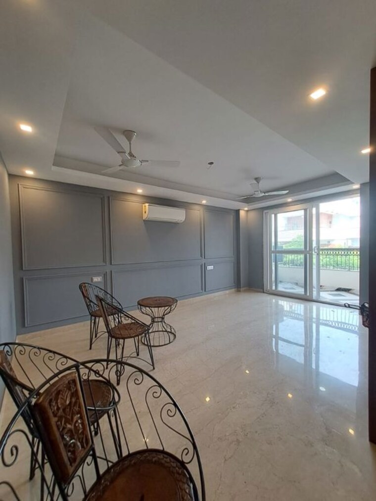  Parking, south city 1 3 Bedroom 2200 Sq.Ft. Builder Floor In South City 1 Gurgaon 10613612