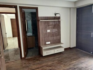 Room in 3 BHK Builder Floor at Unitech South City II, Sector 50 – for Rent