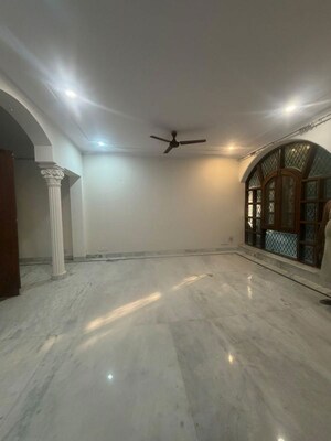 Room in 3 BHK Builder Floor at Sector 15 – for Rent