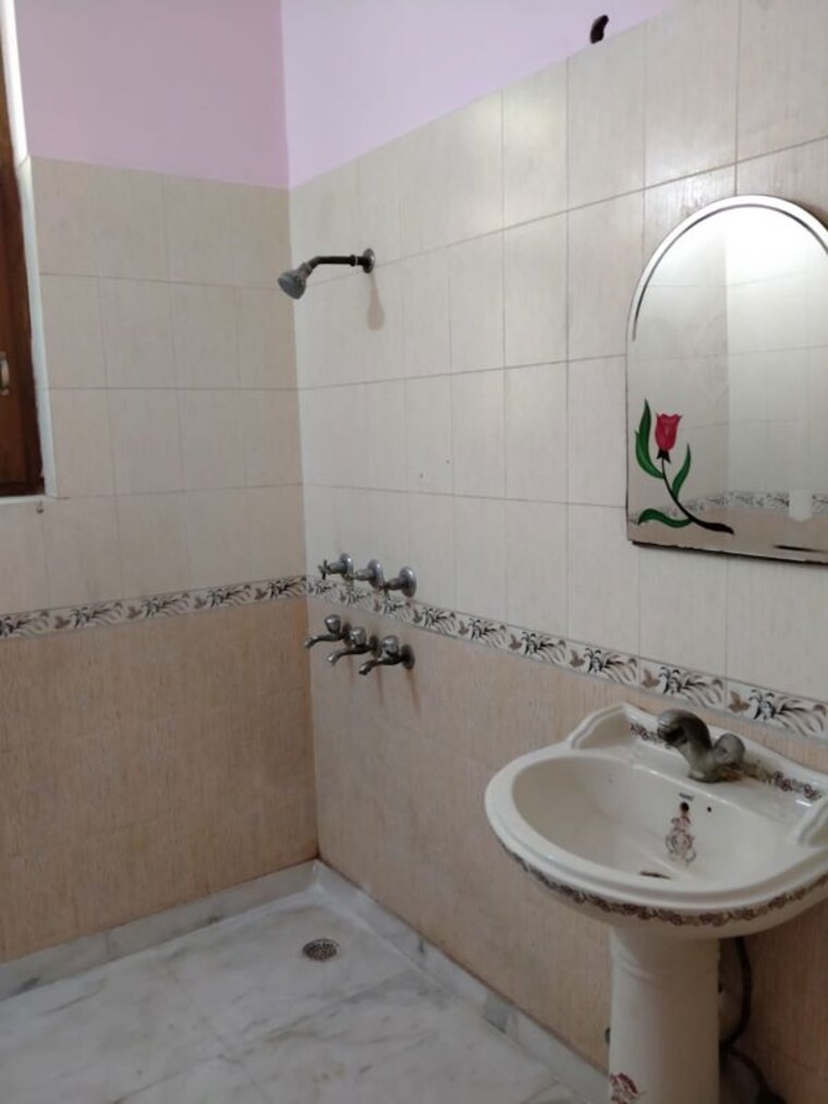 Bathroom, sector 50 3 Bedroom 162 Sq.Mt. Villa In Sector 50 Noida 10613699