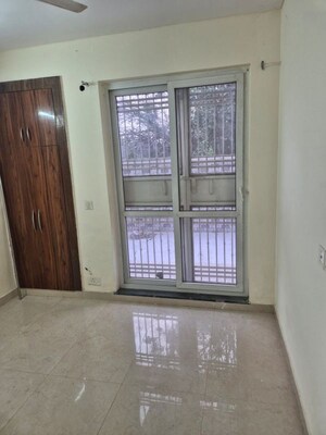 Room in 3 BHK Builder Floor at Sector 77 – for Rent