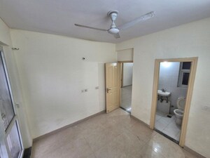 Room in 3 BHK Builder Floor at Sector 77 – for Rent