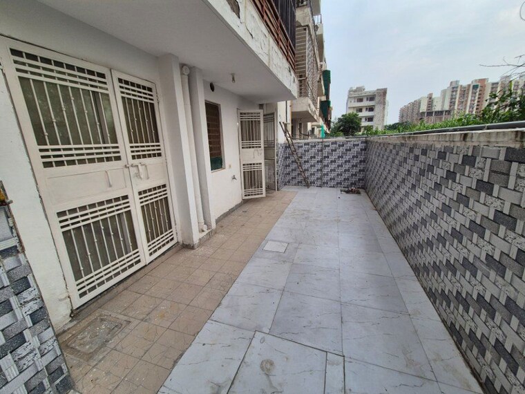 Balcony, sector 77 3 Bedroom 180 Sq.Yd. Builder Floor In Sector 77 Faridabad 10613711