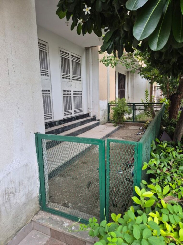 Balcony, sector 77 3 Bedroom 180 Sq.Yd. Builder Floor In Sector 77 Faridabad 10613711