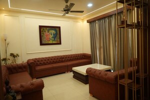 Bedroom in 5 BHK Villa at Shalimar Garden Bay Heights, Iim Road – for Rent