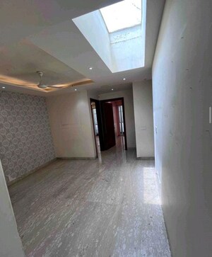 Room in 4 BHK Builder Floor at Panchsheel Park – for Rent