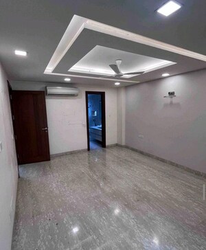 Room in 4 BHK Builder Floor at Panchsheel Park – for Rent