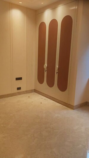 Room in 3 BHK Builder Floor at Panchsheel Enclave – for Rent