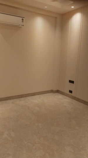 Room in 3 BHK Builder Floor at Panchsheel Enclave – for Rent