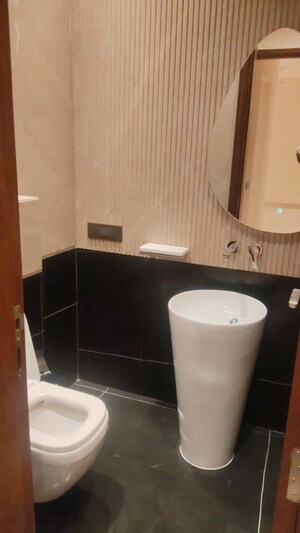 Team Area in 3 BHK Builder Floor at Panchsheel Enclave – for Rent
