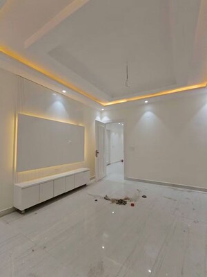 Room in 3 BHK Apartment at Chattarpur – for Rent