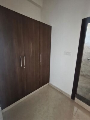 Room in 3.5 BHK Apartment at UPAVP Everest Enclave, Raebareli Road – for Rent
