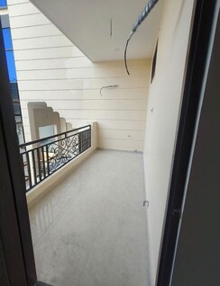 3.5 BHK + Servant Room Apartment For Rent in UPAVP Everest Enclave