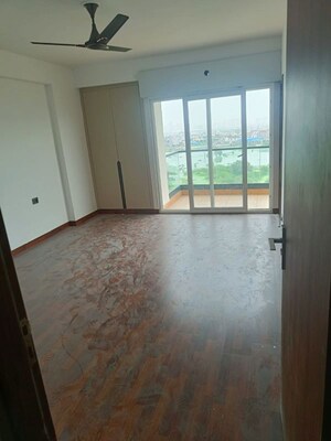 Room in 3 BHK Apartment at Prateek Stylome, Sector 45 – for Rent