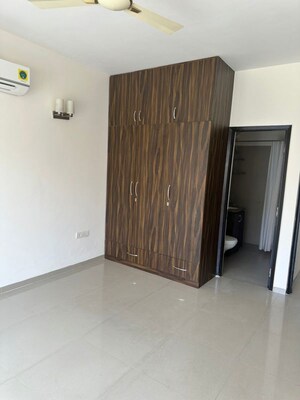 Room in 3.5 BHK Apartment at Emaar Emerald Floors Premier, Sector 65 – for Sale