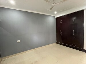 Room in 3 BHK Builder Floor at Sector 33 – for Rent