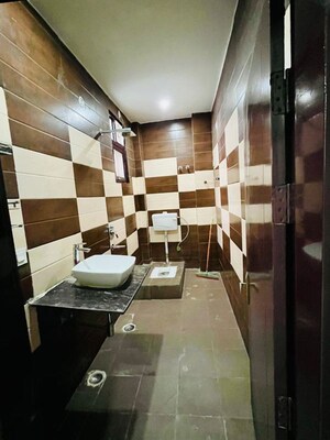 Team Area in 3 BHK Builder Floor at Sector 33 – for Rent