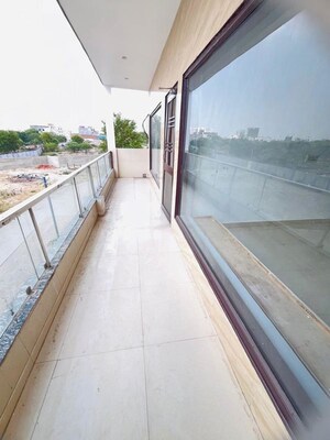 Balcony in 3 BHK Builder Floor at Sector 33 – for Rent