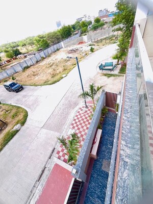 Swimming Pool in 3 BHK Builder Floor at Sector 33 – for Rent