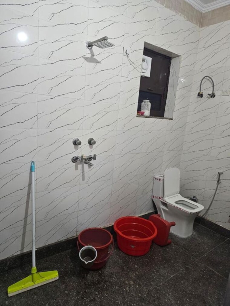Bathroom, sector 9a 3 Bedroom 342 Sq.Yd. Builder Floor In Sector 9a Gurgaon 10614107