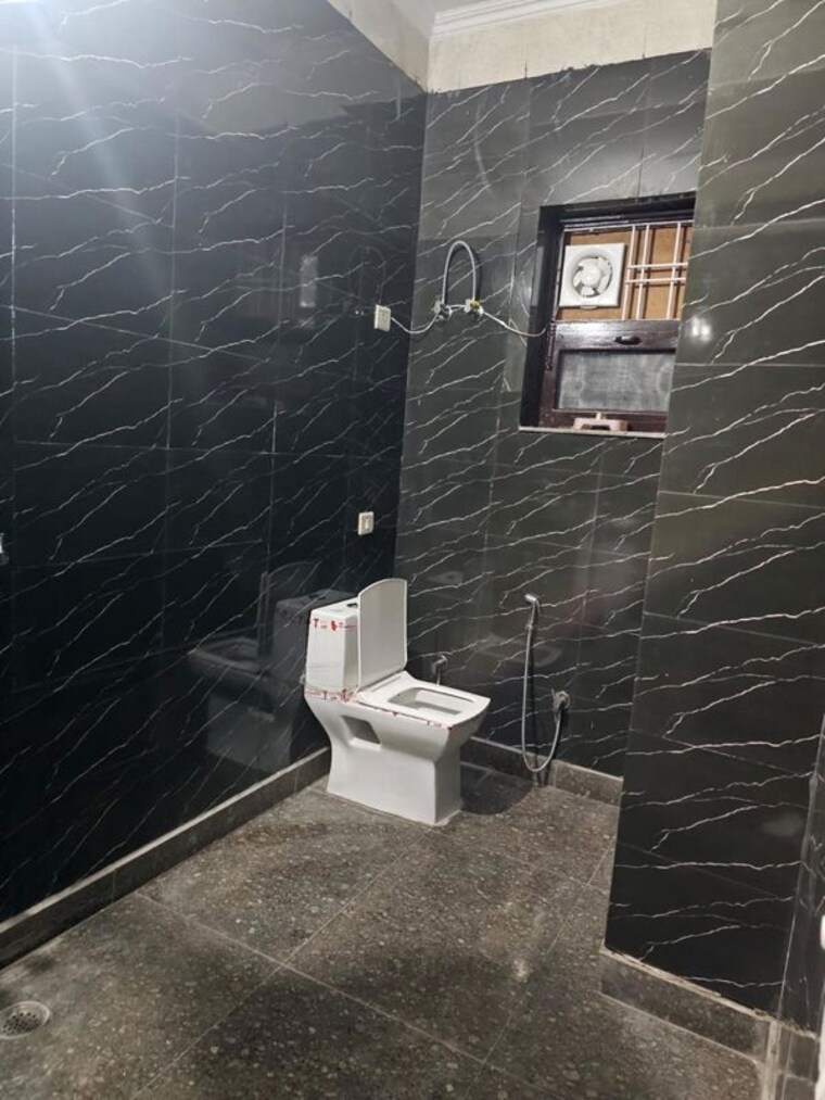 Bathroom, sector 9a 3 Bedroom 342 Sq.Yd. Builder Floor In Sector 9a Gurgaon 10614107