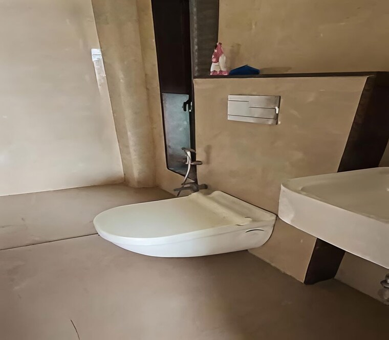 Bathroom, hindu colony 2 Bedroom 825 Sq.Ft. Apartment In Hindu Colony Mumbai 10614166