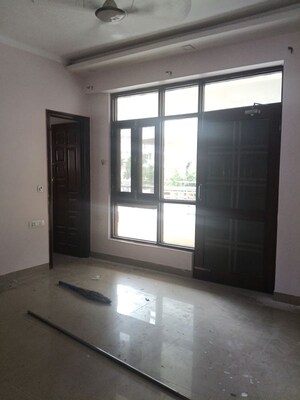 Room in 4 BHK Apartment at Bhawna Apartment, Sector 43 – for Rent
