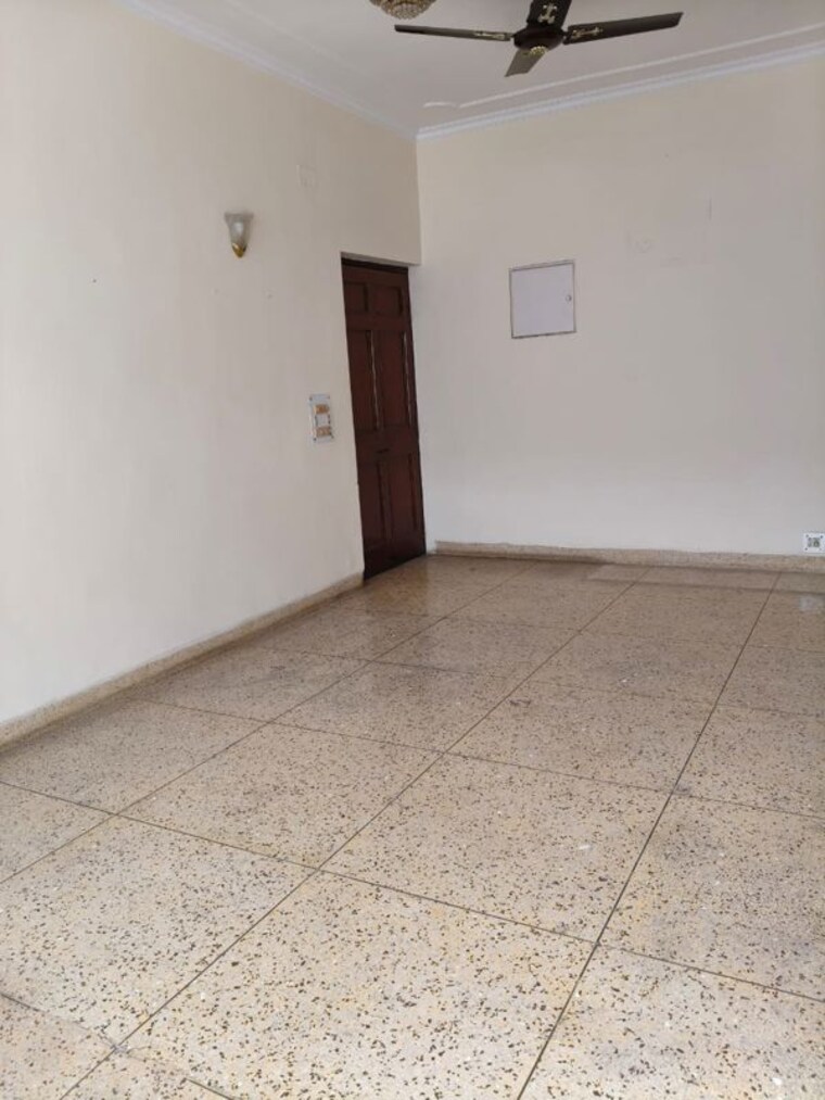 Room, sector 30 2.5 Bedroom 300 Sq.Mt. Villa In Sector 30 Noida 10614271