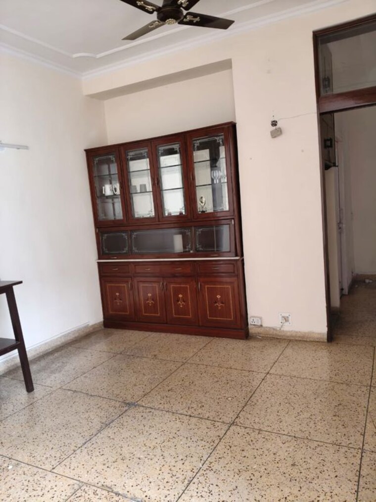 Room, sector 30 2.5 Bedroom 300 Sq.Mt. Villa In Sector 30 Noida 10614271