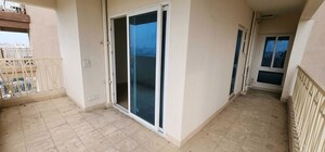 Room in 3 BHK Apartment at Gaur City 7th Avenue, Sector 4 Greater Noida – for Rent