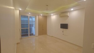 Room in 4 BHK Builder Floor at Silverglades Hightown, Sushant Lok I – for Rent