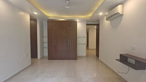 Room in 4 BHK Builder Floor at Silverglades Hightown, Sushant Lok I – for Rent