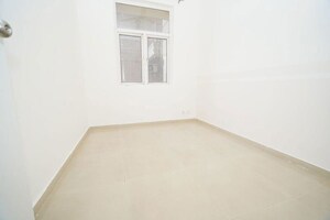 Room in 2.5 BHK Apartment at Mahagun Mywoods II, Sector 16c Greater Noida – for Sale