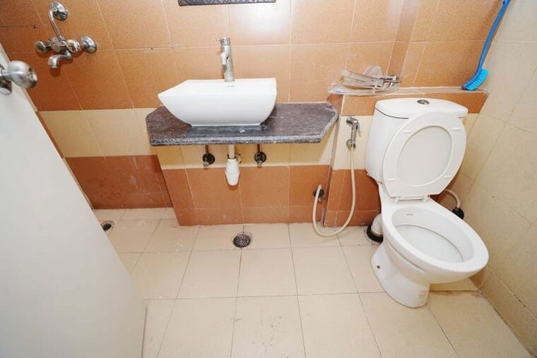Bathroom, mahagun-mywoods-ii 2.5 Bedroom 1110 Sq.Ft. Apartment In Sector 16c Greater Noida Greater Noida 10614309