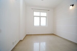 Room in 2.5 BHK Apartment at Mahagun Mywoods II, Sector 16c Greater Noida – for Sale