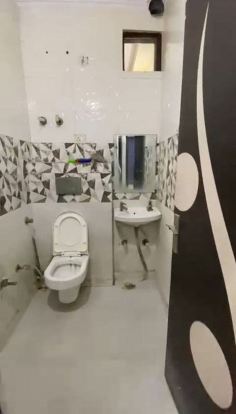 Bathroom, uttam nagar 2 Bedroom 50 Sq.Yd. Builder Floor In Uttam Nagar Delhi 10614344